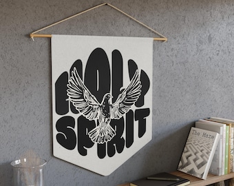 Puede incluir: Un tapiz de pared de lona blanca con las palabras "HOLY SPIRIT" en letras estilizadas negras. Una silueta negra de una paloma está centrada en las letras.