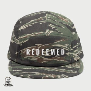REDEEMED 刺繍入りカモフラージュハット、男女兼用クリスチャントラッカーキャップ、信仰に基づいたストリートウェアハット、信者への大胆な証言ギフト