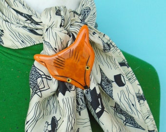 Foxy Fox 1940&#39;s  bakelite fakelite style large fox brooch by Luxulite
