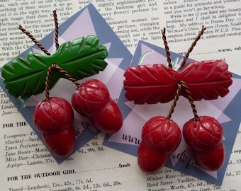 Mini Log Lady brooch! Acorns 1940s 50s bakelite fakelite style novelty Twin Peaks brooch by Luxulite