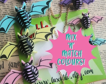 MIX N MATCH Pastel Batty Batty Bats ! - DOUBLE épingle chauve-souris des années 1940, inspirée de la bakélite des années 1950, Broche Batty Batty en imitation de bakélite par Luxulite