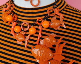 Collar, pendientes y broche con forma de pez naranja. Hecho a mano, estilo años 40. Joyas originales de baquelita y fakelita de Luxulite.