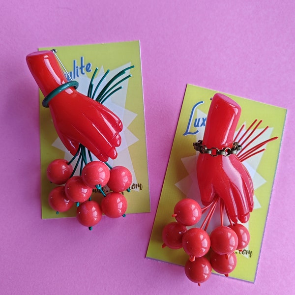 Nouveau ! Broche à main bouquet de cerises rouges inspirée des années 40 - style bakélite par Luxulite