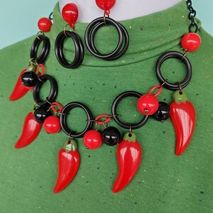 Red Hot Chillis Red and black 1940s 50s carved bakelite fakelite style novelty Chilli necklace and earrings by Luxulite 画像 5