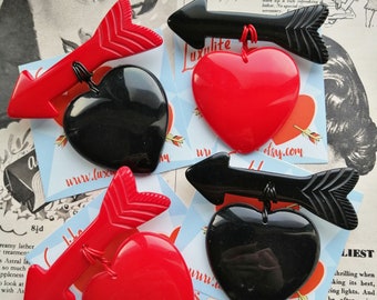 Jumbo Heart and Arrow - Large carved bakelite fakelite Valentines brooch in red or black - 1940's 50's style