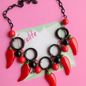 Red Hot Chillis Red and black 1940s 50s carved bakelite fakelite style novelty Chilli necklace and earrings by Luxulite 画像 2