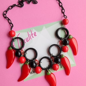 Des piments forts rouges Collier et boucles d'oreilles fantaisie rouge et noir en bakélite sculptée en bakélite des années 40, style fakelite des années 40 par Luxulite image 2