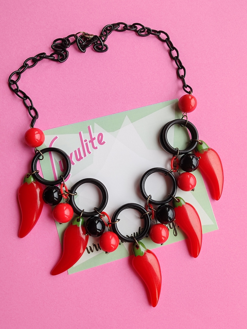 Red Hot Chillis Red and black 1940s 50s carved bakelite fakelite style novelty Chilli necklace and earrings by Luxulite 画像 2