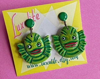 ¡Pendientes Summerween Creature Feature! - Monstruo del pantano inspirado en baquelita vintage de Luxulite.