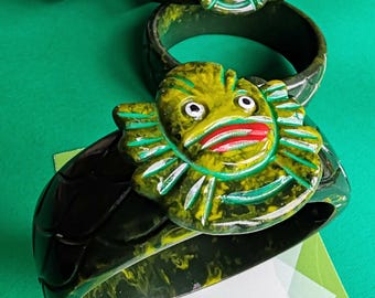Pulsera con diseño de criatura fantástica: inspirada en un monstruo de pantano de baquelita vintage. Estilo Halloween de Luxulite.