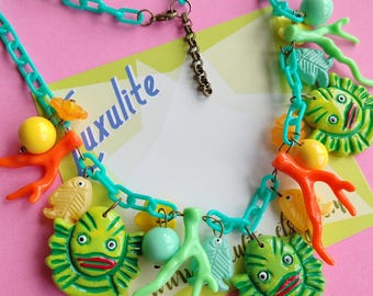 ¡Collar de criaturas de Summerween! - Monstruo del pantano inspirado en baquelita vintage de Luxulite.