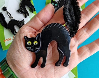 Broche Jumbo Gato Assustado! Gato de Halloween em imitação de baquelite com inspiração vintage, rabo fofo e olhos esbugalhados - estilo anos 1940/50 da Luxulite.
