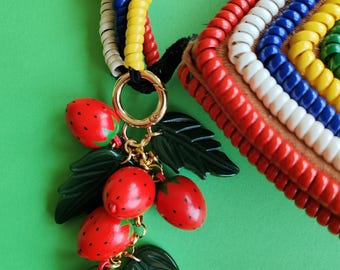 ¡Colgante para bolso con diseño de fresas veraniegas! Colgante para bolso de Luxulite, inspirado en la estética de los años 40 y 50, con diseño de baquelita sintética.