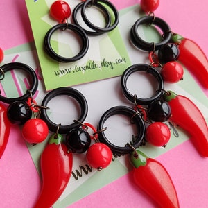 Red Hot Chillis Red and black 1940s 50s carved bakelite fakelite style novelty Chilli necklace and earrings by Luxulite 画像 4