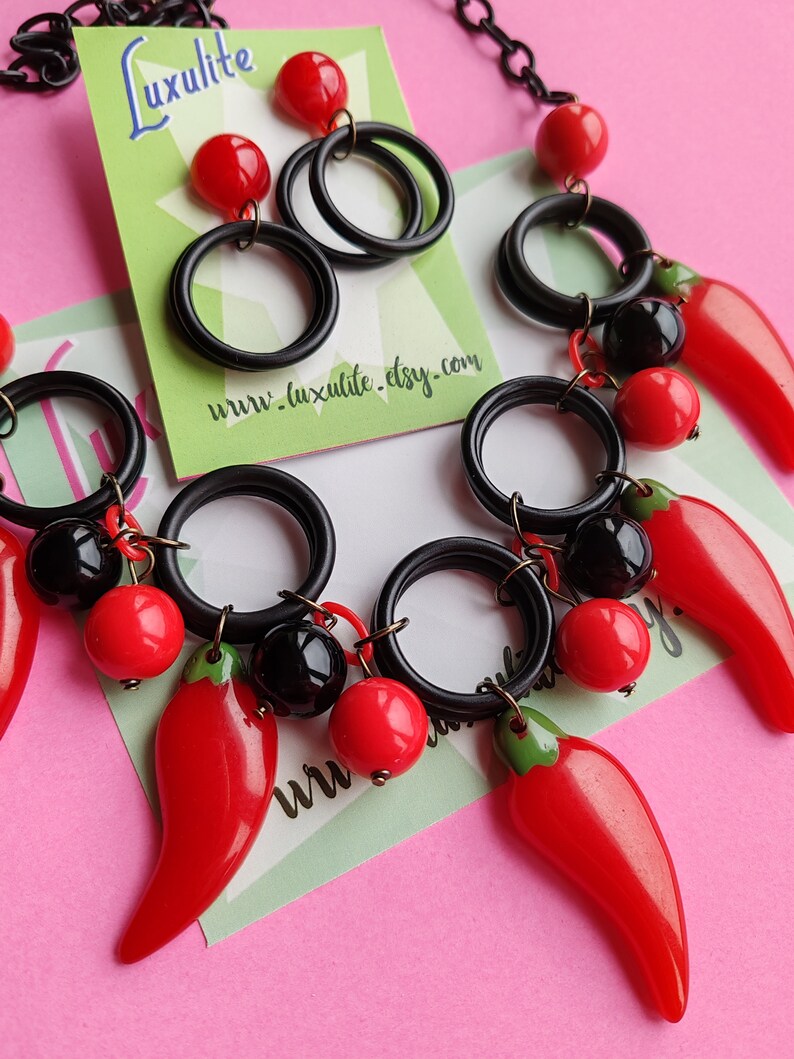 Red Hot Chillis Red and black 1940s 50s carved bakelite fakelite style novelty Chilli necklace and earrings by Luxulite 画像 4