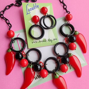 Red Hot Chillis Red and black 1940s 50s carved bakelite fakelite style novelty Chilli necklace and earrings by Luxulite 画像 3