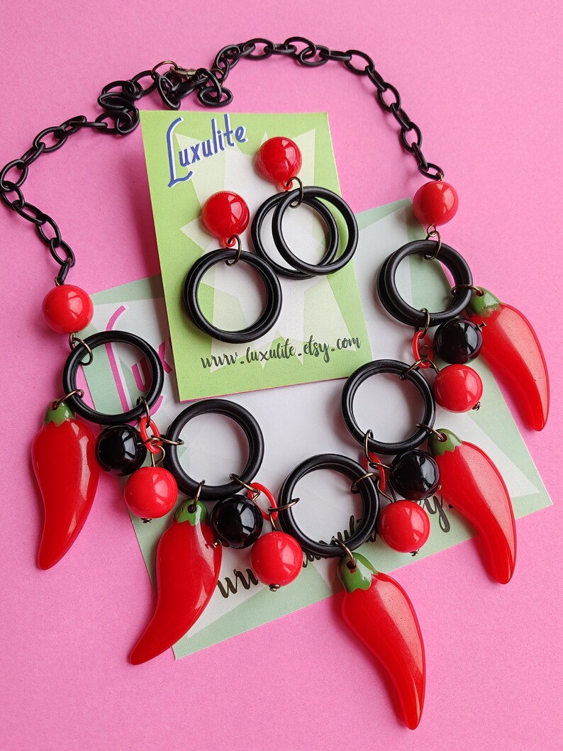 Red Hot Chillis Red and black 1940s 50s carved bakelite fakelite style novelty Chilli necklace and earrings by Luxulite 画像 3