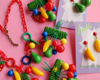 Collar de ensalada de frutas, broche y pendientes por separado. Hecho a mano, estilo años 40. Frutas coloridas y novedosas de baquelita y fakelita de Luxulite.