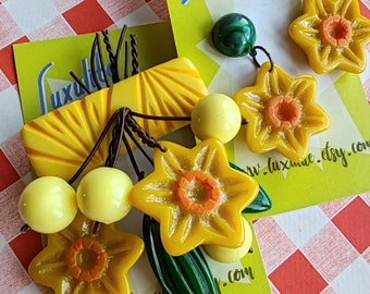 Nouveau ! Broche cascade et boucles d'oreilles Dreaming of Daffodils inspirées des années 40 - Style printanier en bakélite par Luxulite