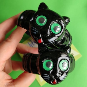 Katzenarmband mit Kulleraugen in Grün! Vintage-inspiriertes Armband aus Bakelit-Imitat mit Halloween-Katzenmotiv, erhältlich in breiter oder normaler Passform – im Stil der 1940er und 50er Jahre von Luxulite.