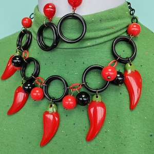 Red Hot Chillis Red and black 1940s 50s carved bakelite fakelite style novelty Chilli necklace and earrings by Luxulite 画像 1