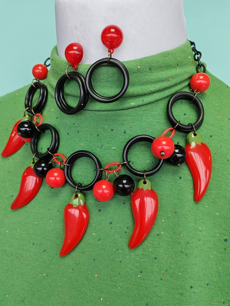 Red Hot Chillis Red and black 1940s 50s carved bakelite fakelite style novelty Chilli necklace and earrings by Luxulite 画像 1