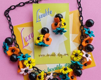 Frühlingshafter Schatz! 1940er Jahre inspirierte Blumenbouquet-Halskette im Bakelite-Stil von Luxulite