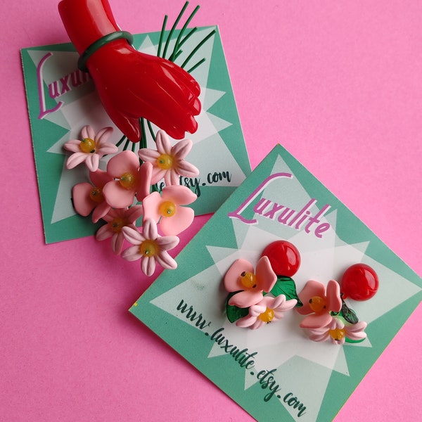 Chérie de printemps ! Broche main et bouquet de fleurs inspirée des années 40 - style bakélite rouge et rose par Luxulite