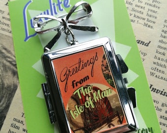 Nouveau! Salutations de... L'île de Man - Broche souvenir mini cartes postales vintage dépliantes par Luxulite