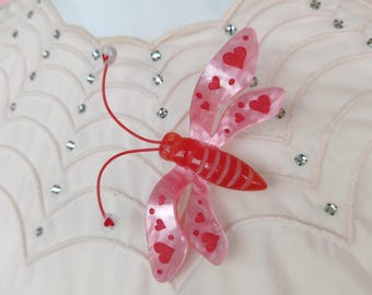 Broche Love Bug XL - Broche de mariposa con forma de insecto, estilo años 40, hecho a mano en baquelita Fakelite Lucite rosa nacarada o rojo intenso, de Luxulite.