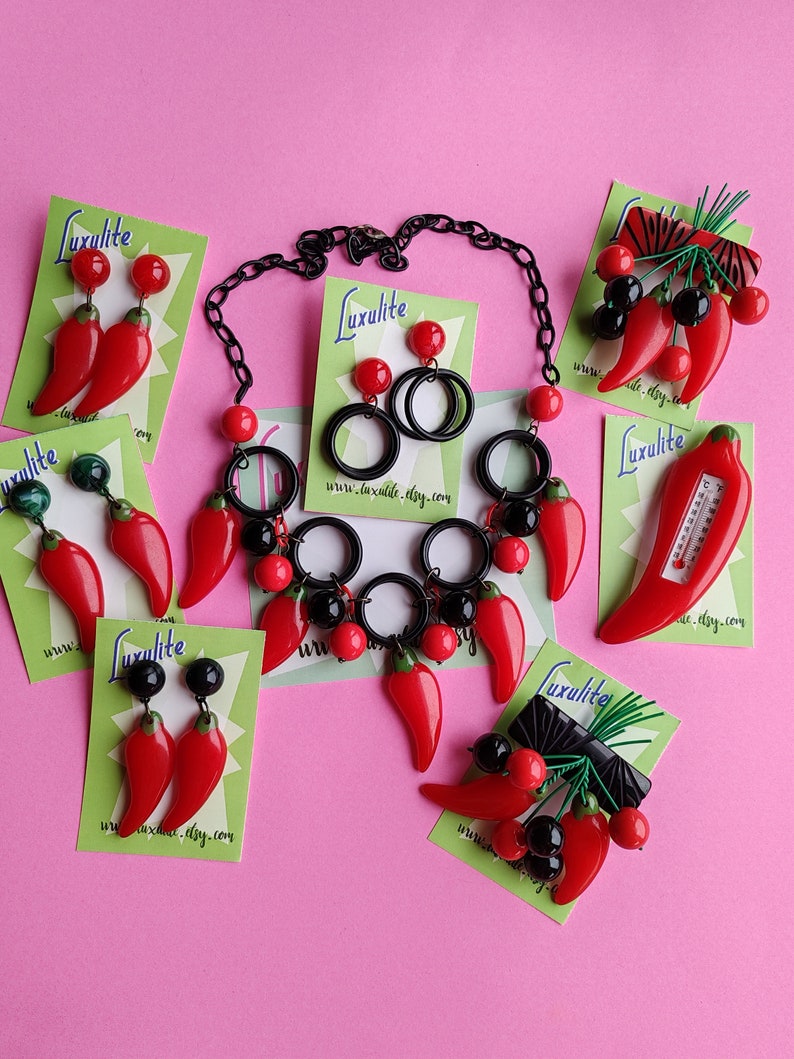 Red Hot Chillis Red and black 1940s 50s carved bakelite fakelite style novelty Chilli necklace and earrings by Luxulite 画像 6