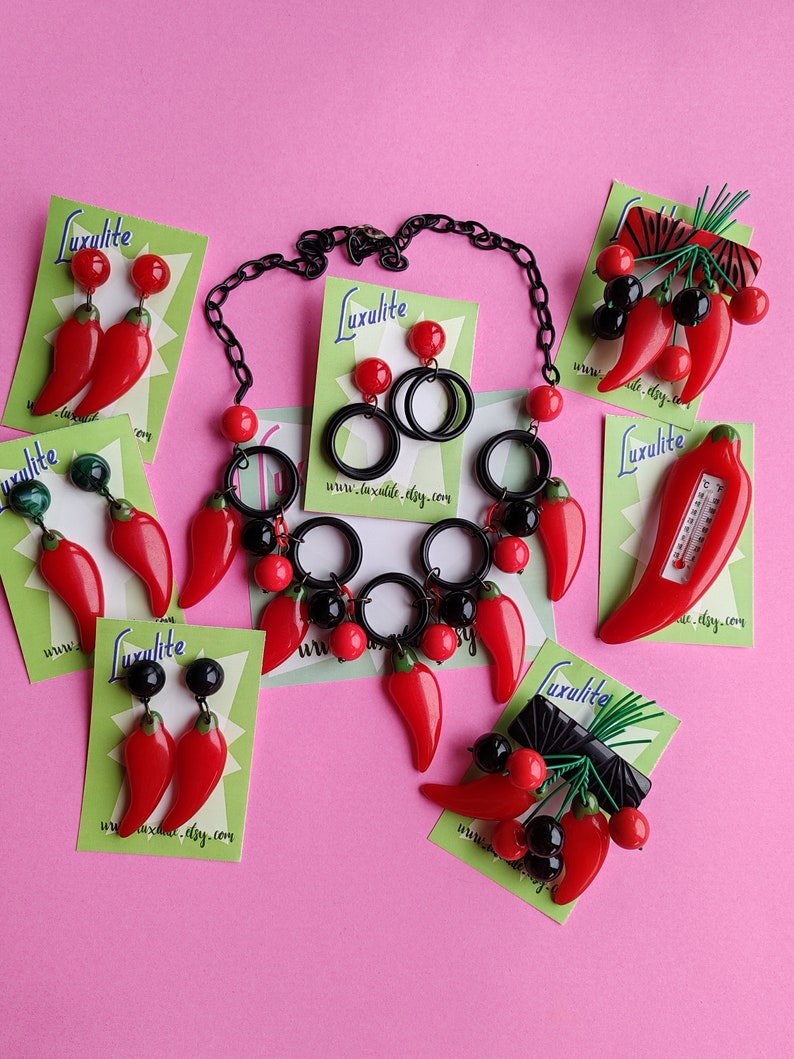 Des piments forts rouges Collier et boucles d'oreilles fantaisie rouge et noir en bakélite sculptée en bakélite des années 40, style fakelite des années 40 par Luxulite image 6