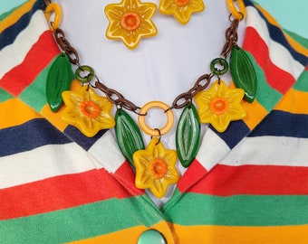 ¡Nuevo! Collar y aretes inspirados en Dreaming of Daffodils de la década de 1940 - estilo primaveral de baquelita de Luxulite