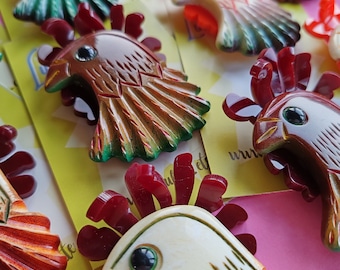 New rooster! 1940&#39;s  bakelite fakelite style large cockeral chicken brooch by Luxulite