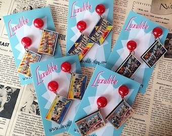 Wünscht du wärst hier! 1940er 50er Jahre Postkarten Ohrringe - inspiriert vom Kitsch USA Souvenirs von Luxulite - Ohrstecker oder Ohrclips