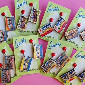 J'aurais aimé que vous soyez ici ! Boucles d'oreilles de carte postale vintage des années 40 et 50 - inspirées des souvenirs kitsch des États-Unis par Luxulite - percées ou à clipser