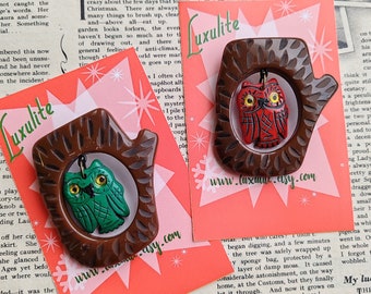 The owls are not what they seem - Red or green dangly owl log brooch- 1940s 50s bakelite inspired by Luxulite