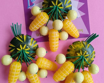 It's Corn! - Handmade 1940s style - Bakelite Fakelite colourful noveltycarved corn cobs brooch by Luxulite