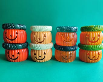 ¡Pulsera de calabaza feliz! ¡Cuatro colores disponibles! Pulsera de Halloween de baquelita de imitación de baquelita de inspiración vintage, de dos piezas, estilo años 40 y 50, de Luxulite.