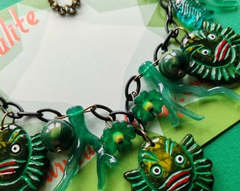 ¡Collar con diseño de criatura fantástica! - Monstruo del pantano inspirado en baquelita vintage. Estilo Halloween de Luxulite.