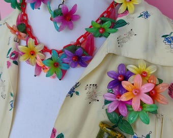 Flores de colores vibrantes: collar, broche y pendientes de flores exóticas de inspiración vintage de Luxulite, estilo tiki de baquelita de los años 40 y 50.