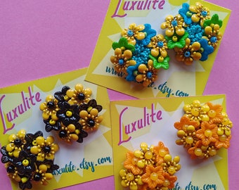 Boucles d'oreilles XL jaune moelleux ! Immenses boucles d'oreilles faites main avec fleurs colorées de style fin des années 50 par Luxulite