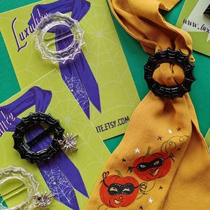 ¡La Telaraña! Pañuelo de telaraña de Halloween con diseño de baquelita sintética, novedoso, transparente o negro - Luxulite Vintage, inspirado en los años 30 y 40.