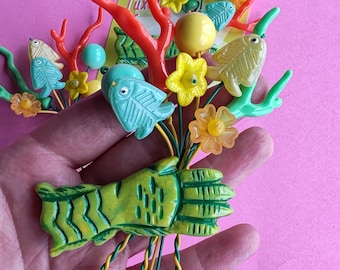 Broche bouquet des marais représentant une créature de Summerween !  - main vintage en faux bakélite inspirée du monstre des marais par Luxulite
