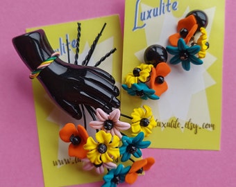 Frühlingshafter Schatz! 1940er Jahre inspirierte Hand- und Blumenbouquet-Brosche im Bakelit-Stil von Luxulite