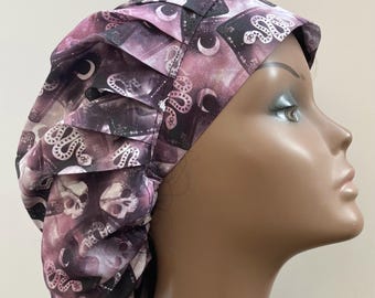 Peut inclure: Chapeau de chirurgien violet et noir avec un imprimé de cartes de tarot, de serpents et de crânes.