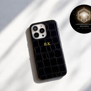 Coque pour portable personnalisée à motif croco | Etui en cuir synthétique avec initiales personnalisées | Housse élégante pour téléphone portable avec nom monogramme