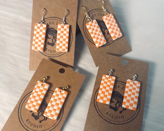 El patrón de zona de anotación de Tennessee Vols cuelga con postes o ganchos chapados en oro o plata.