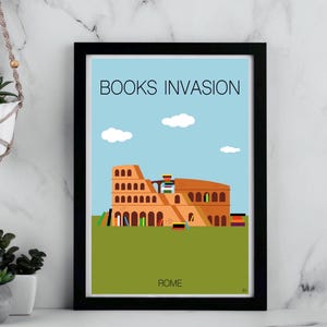 Può includere: Un'illustrazione colorata del Colosseo a Roma, Italia, con libri impilati sopra. Il testo "BOOKS INVASION" è in cima all'immagine, e "ROMA" in basso.