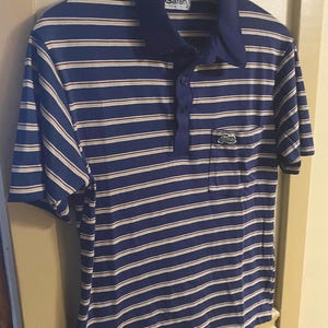 Op de afbeelding: Blauw en wit gestreepte poloshirt met een marineblauwe kraag en korte mouwen. De shirt heeft een kleine borstzak met een groen embleem. De merknaam "Garan" is zichtbaar op de kraag.